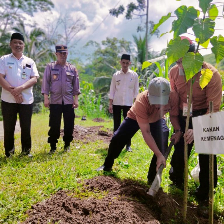 Penanaman Pohon Kalpataru dalam Bakti Sosial Kemenag Kabupaten Magelang