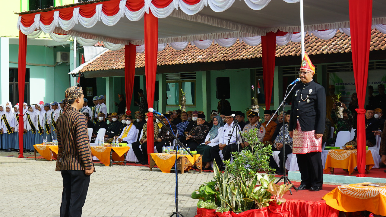 Kemenag Banyumas Gelar Upacara HAB Ke 77 Dengan Berpakaian Adat Nasional