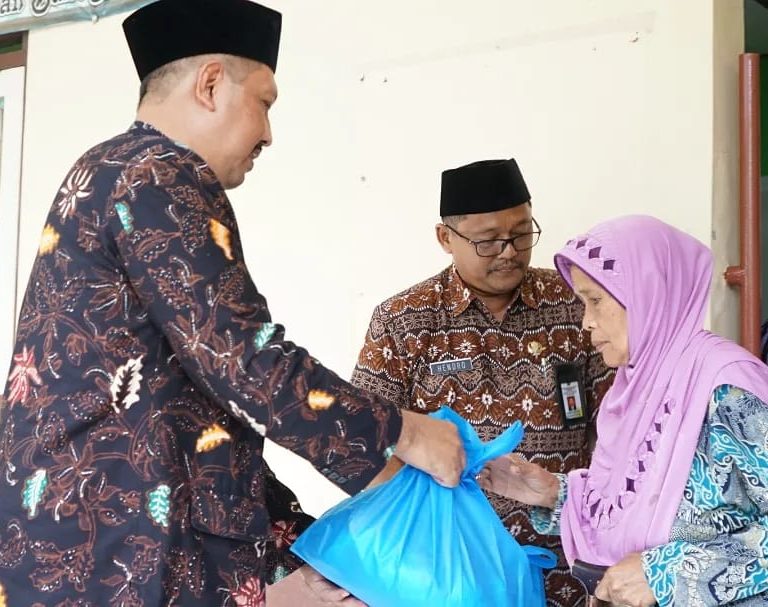 20 Paket Sembako Dibagikan Di KUA Purwojati.