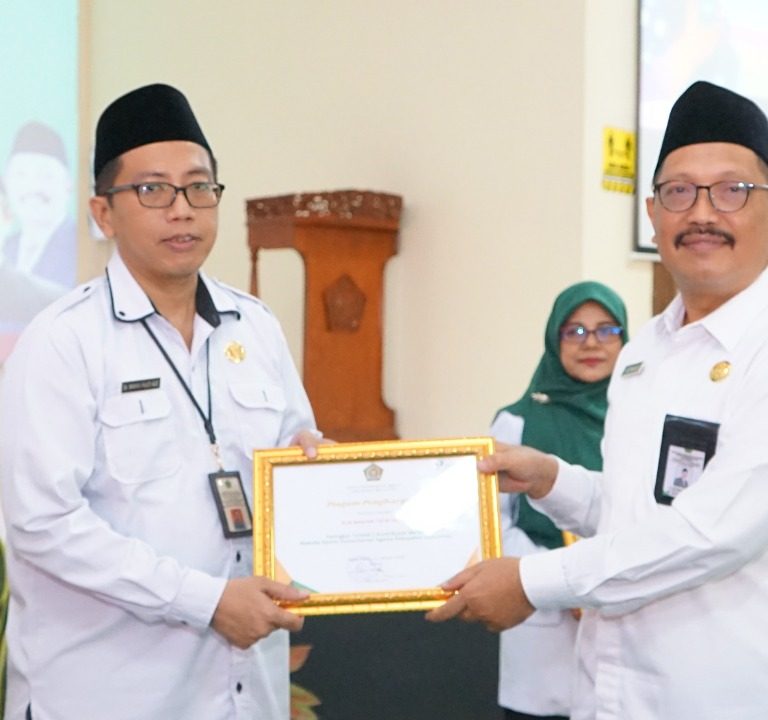 Tiga Kontributor Berita Terbanyak Dapat Penghargaan