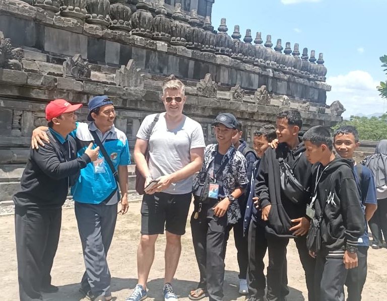 Outing Class,  Peserta Dididik Kelas Bilingual MTSN 1 Kebumen Ajak Ngobrol Turis Bule