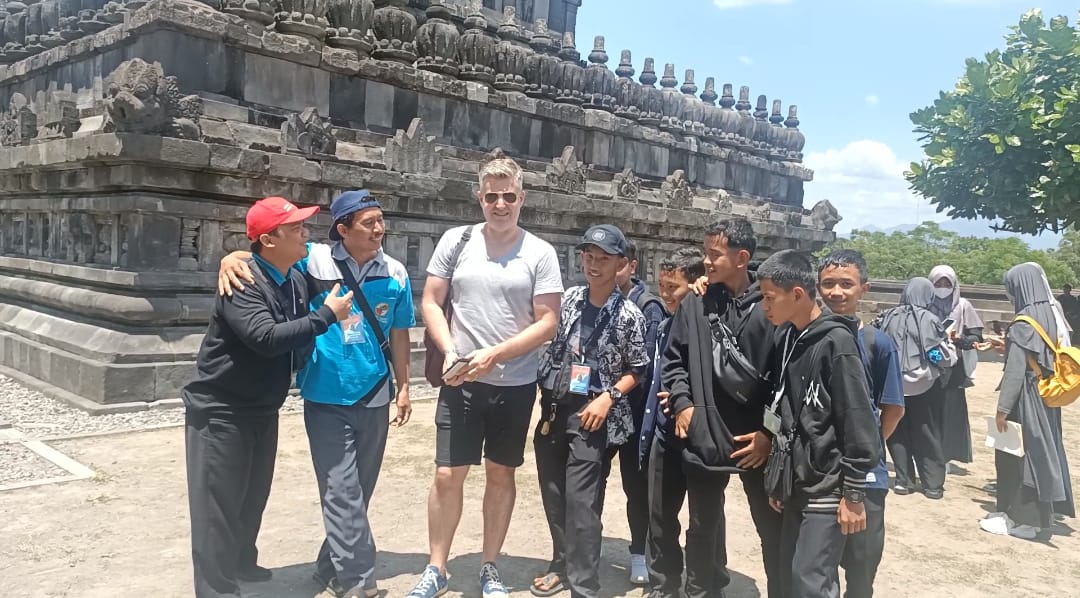 Outing Class,  Peserta Dididik Kelas Bilingual MTSN 1 Kebumen Ajak Ngobrol Turis Bule
