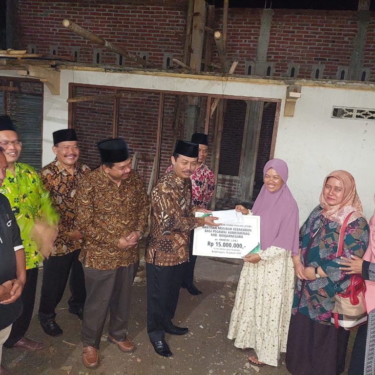 Kakanwil Kemenag Jateng Serahkan Bantuan Kepada Guru MI Cokroaminoto 01 Badamita Yang Rumahnya Terbakar