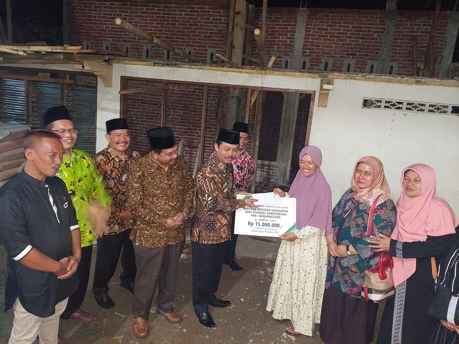 Kakanwil Kemenag Jateng Serahkan Bantuan Kepada Guru MI Cokroaminoto 01 Badamita Yang Rumahnya Terbakar