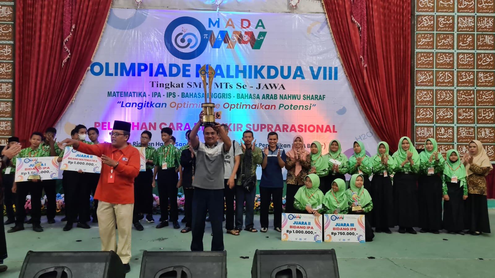 MTsN 1 Kebumen Kembali Juara Umum OMADA VIII Se-Jawa