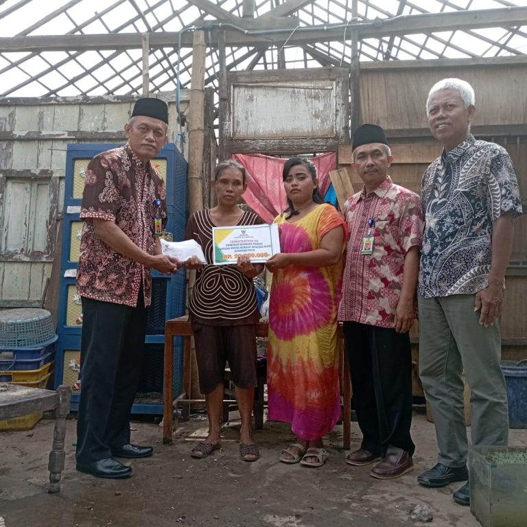 Rumah Suminah Habis Disapu Angin, Baznas Salurkan Bantuan