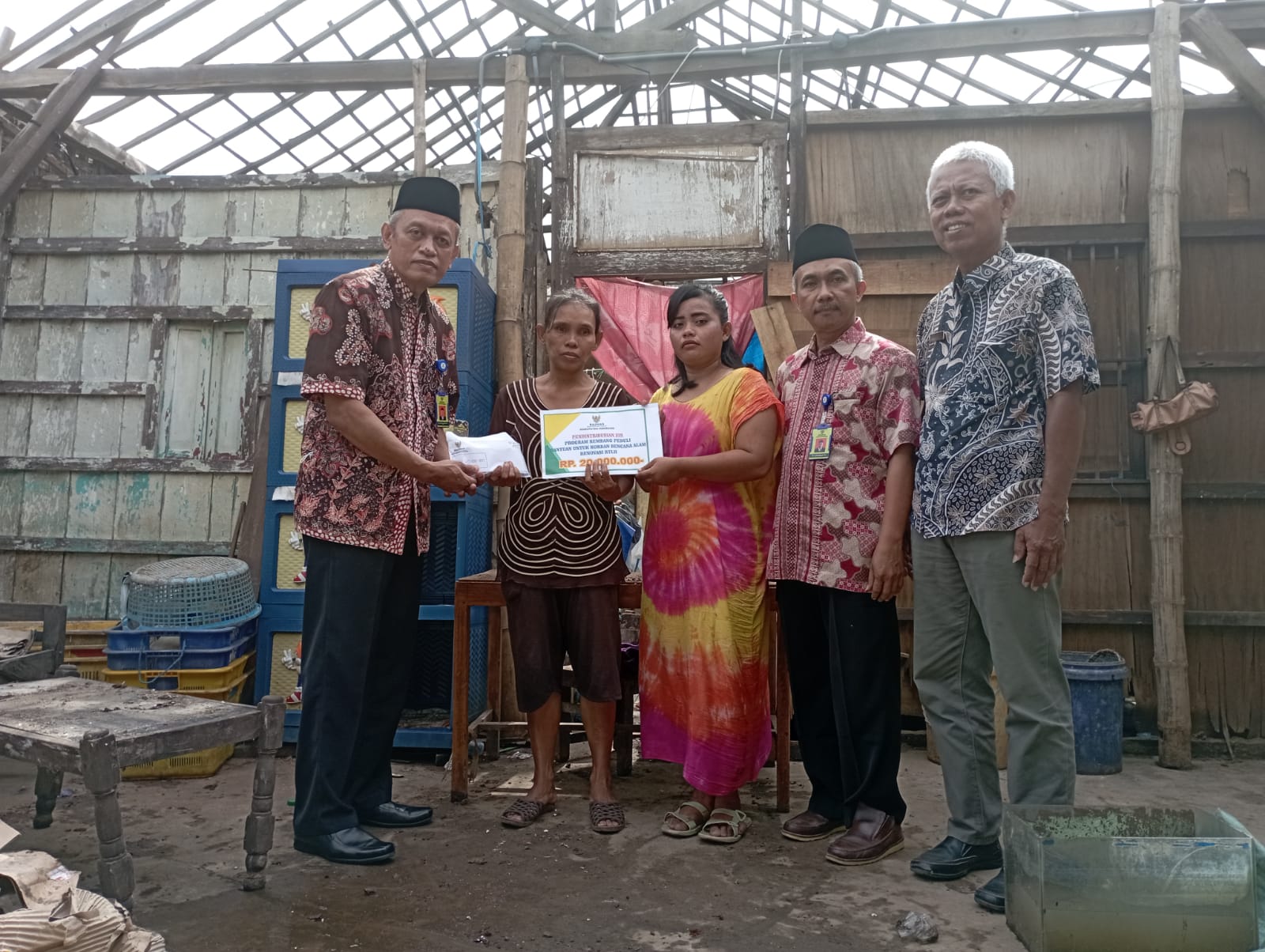Rumah Suminah Habis Disapu Angin, Baznas Salurkan Bantuan