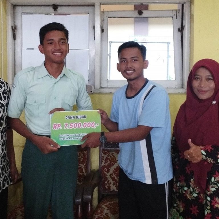 Cetak Sejarah, Ganti Pengurus OSIM MAN 2 Banjarnegara Hibahkan Dana Jutaan Rupiah