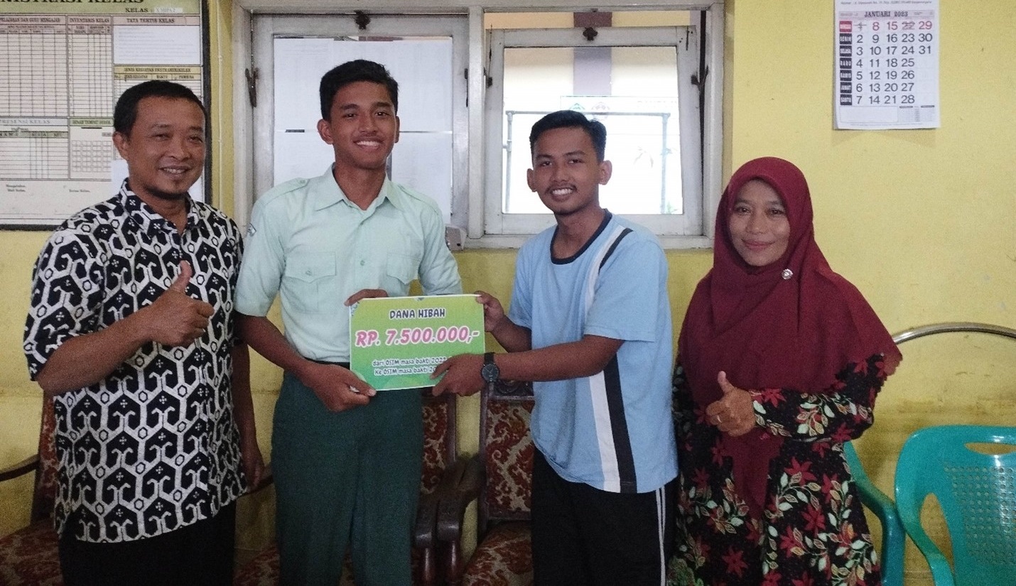 Cetak Sejarah, Ganti Pengurus OSIM MAN 2 Banjarnegara Hibahkan Dana Jutaan Rupiah