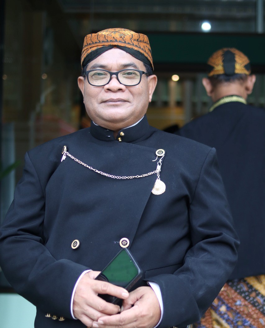 Pakai Baju Beskap Solo, Kepala MAN 2 Rembang Raih Penghargaan Busana Adat Terbaik