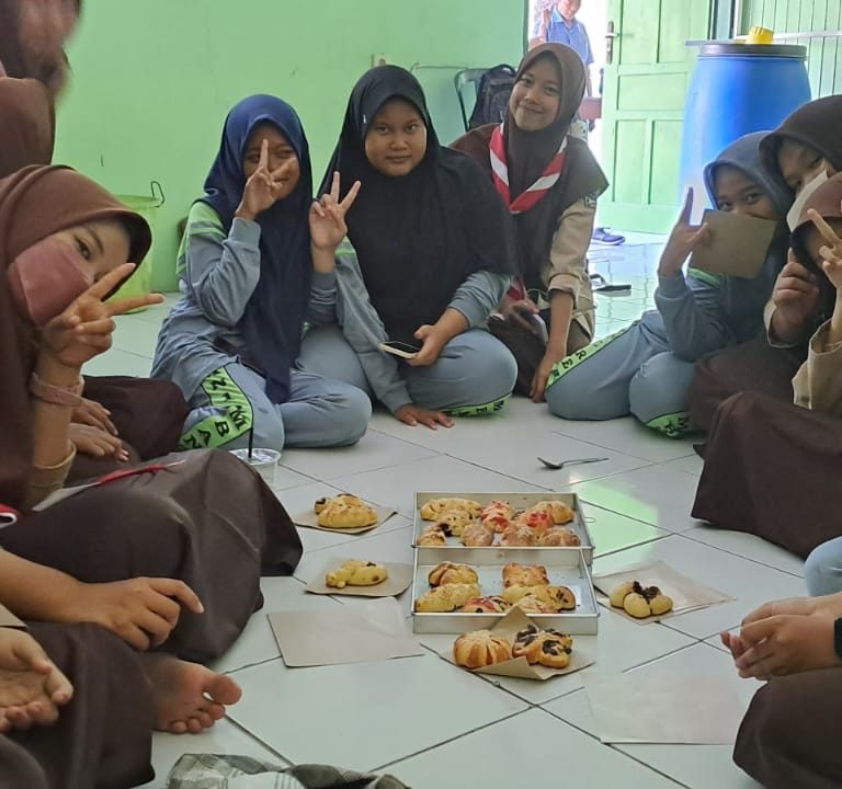 Siswi MAN 1 Rembang Praktik Buat Roti Manis