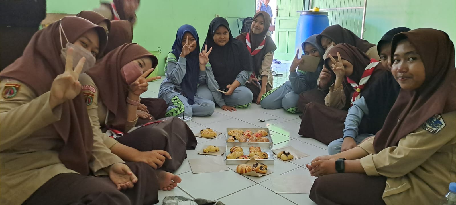 Siswi MAN 1 Rembang Praktik Buat Roti Manis