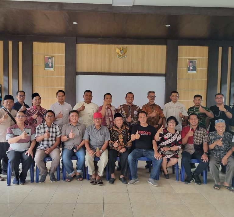 Foto Bersama Akhiri Polemik Penolakan Renovasi Gereja di Jatibarang