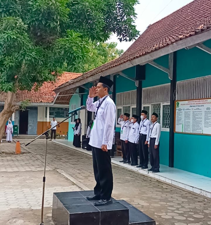 Apel Penghormatan Bendera, Kepala MIN 1 Rembang Sampaikan Pesan Ini