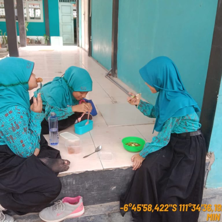 MIN 1 Rembang Gencarkan Gerakan Kurangi Sampah Plastik