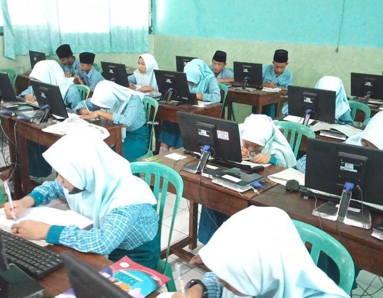 MTsN 1 Rembang Terapkan Ulangan Harian dengan CBT
