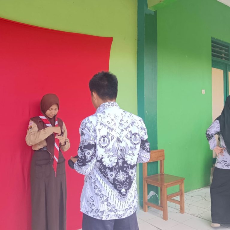 Anggota Gudep MTsN 1 Rembang Ramai-ramai Buat KTA
