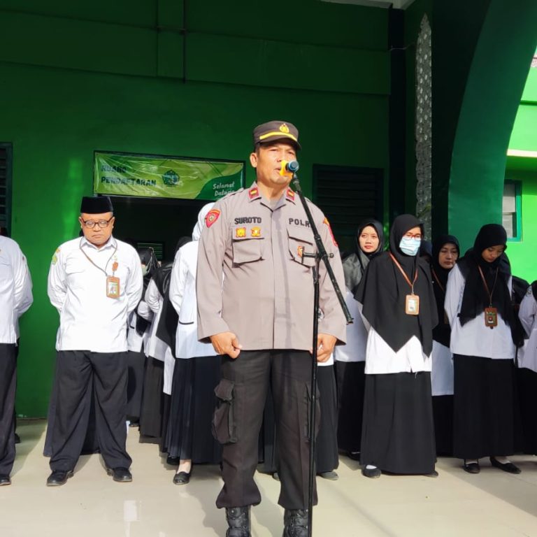 Upacara MTsN 1 Rembang Hadirkan Pihak Polsek sebagai Pembina