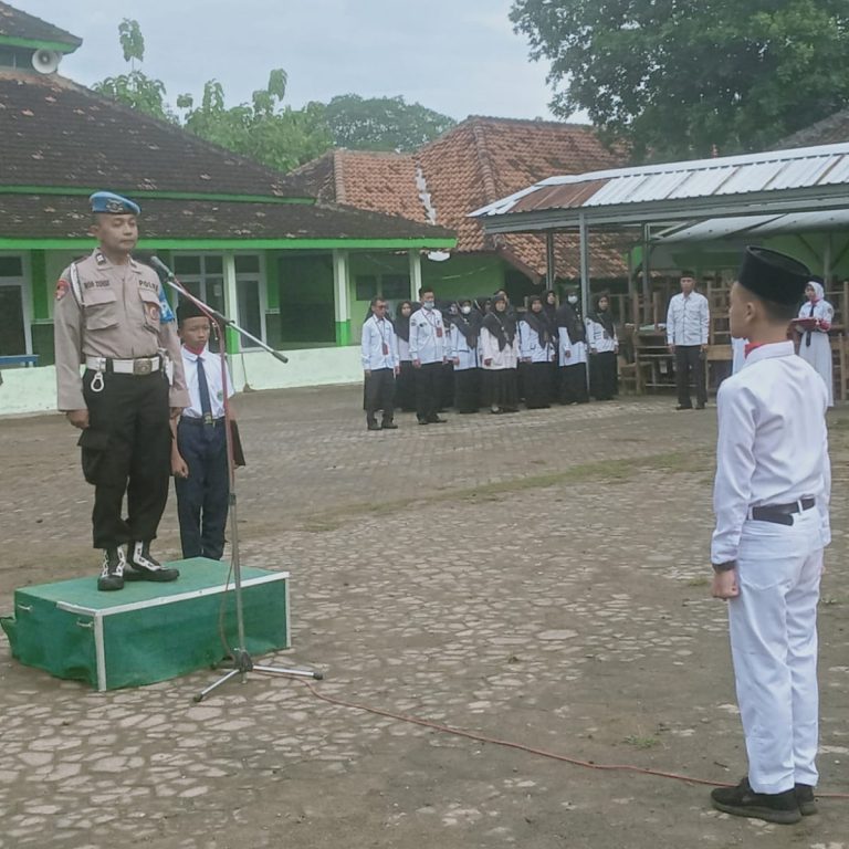 Polsek Pamotan Jadi Irup Upacara MTs Negeri 2 Rembang, Imbau Siswa Disiplin