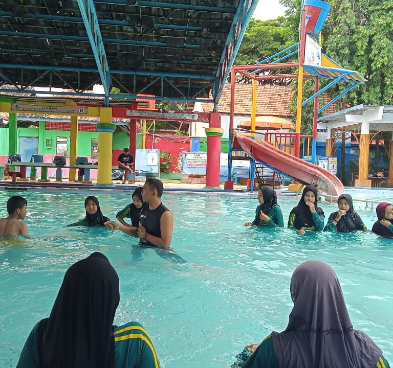 MTsN 2 Rembang Ajarkan Renang Syari kepada Siswa