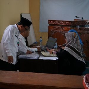 Kasi PHU Kankemenag Kab. Boyolali, Sauman melakukan verifikasi data dan dokumen