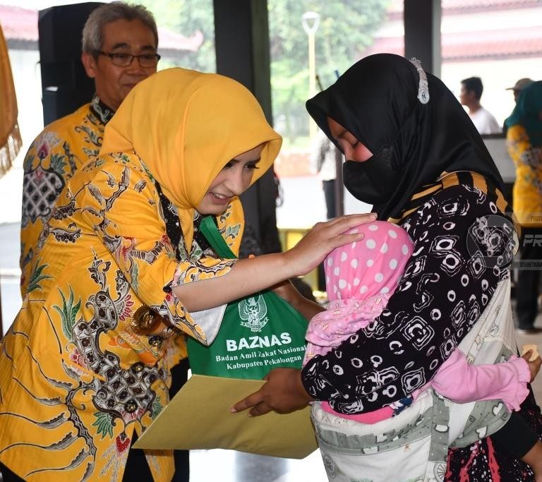 Bupati Pekalongan, Fadia Arafiq Serahkan Bantuan Program Bapak Asuh Anak Stunting