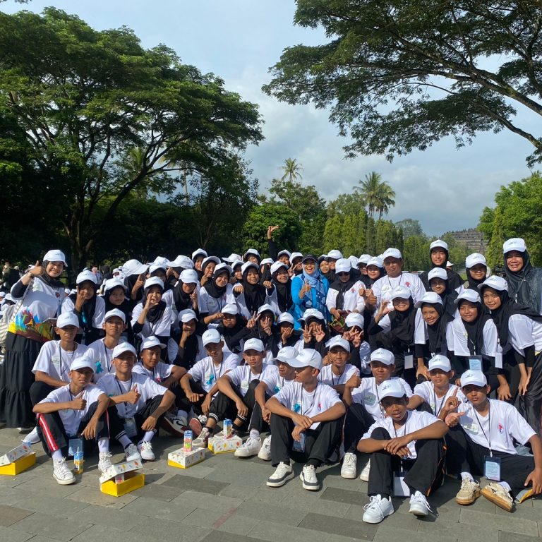 Istri Menteri Agama, Eny Yaqut Sapa Siswa MTsN 1 Magelang