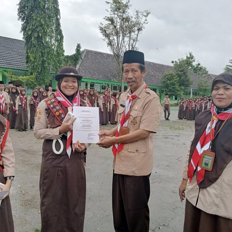 Penyematan Tanda Pramuka Garuda Penggalang MTs Negeri 2 Rembang