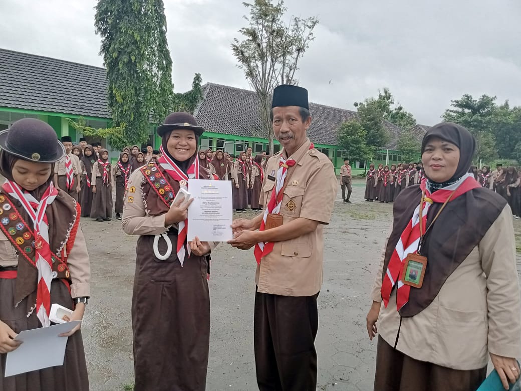 Penyematan Tanda Pramuka Garuda Penggalang MTs Negeri 2 Rembang