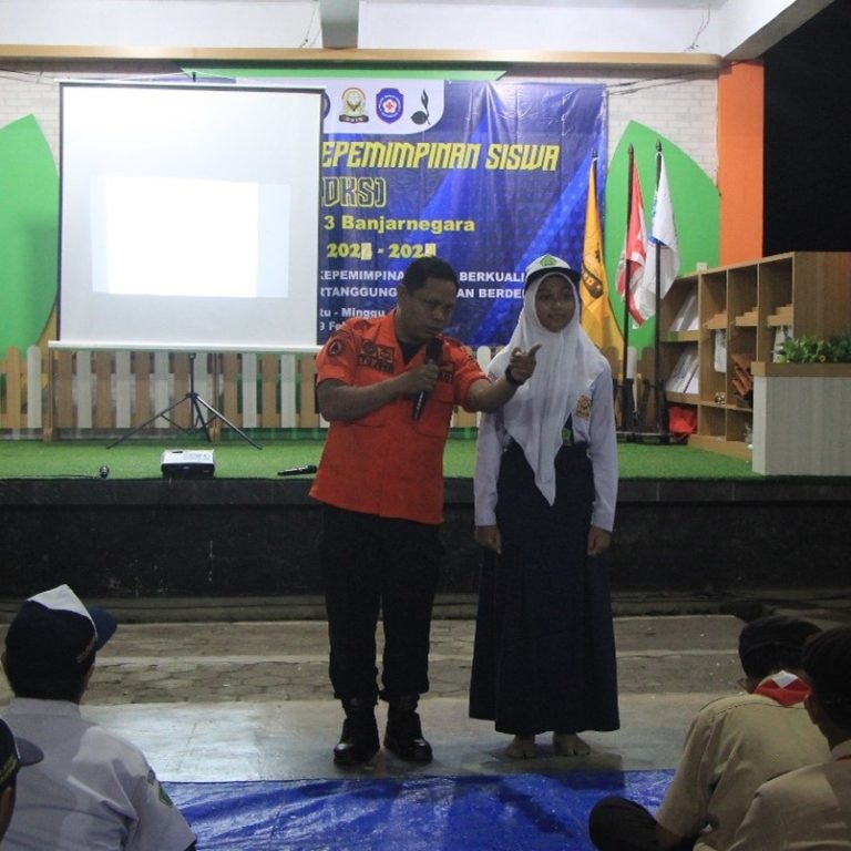 Berlatih Vertical Rescue, MTsN 3 Banjarnegara Hadirkan BPBD Kabupaten Banjarnegara