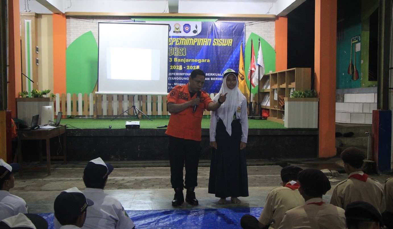 Berlatih Vertical Rescue, MTsN 3 Banjarnegara Hadirkan BPBD Kabupaten Banjarnegara