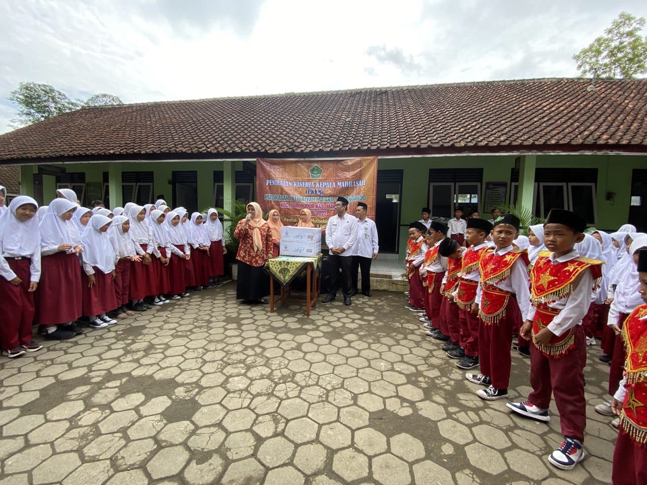 Donasi Buku OASE KIM Dukung Pemulihan dan Transformasi Melalui Literasi