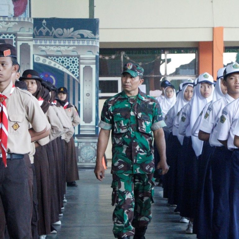 Latih Kedisiplinan Siswa Melalui PBB, LDKS MTsN 3 Banjarnegara Hadirkan Koramil Rakit