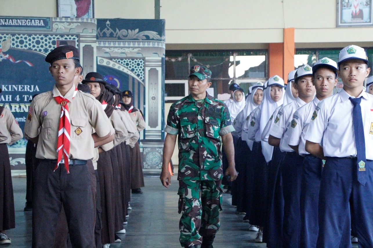 Latih Kedisiplinan Siswa Melalui PBB, LDKS MTsN 3 Banjarnegara Hadirkan Koramil Rakit