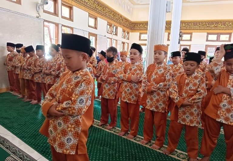 Latih Sebagai Pemimpin, Siswa Mimau Kelas I Bergantian Menjadi Imam