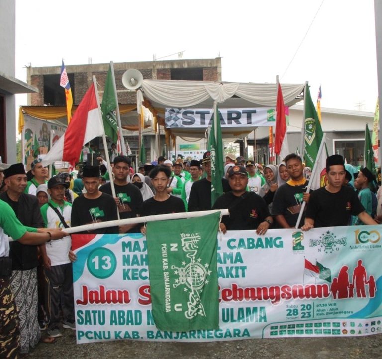 Meriahkan Harlah 1 Abad NU, Keluarga Besar MTsN Banjarnegara Ikuti Jalan Sehat