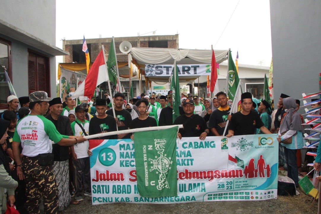 Meriahkan Harlah 1 Abad NU, Keluarga Besar MTsN Banjarnegara Ikuti Jalan Sehat