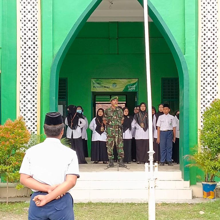 Danramil Bina Siswa MTsN 1 Rembang pada Upacara Senin