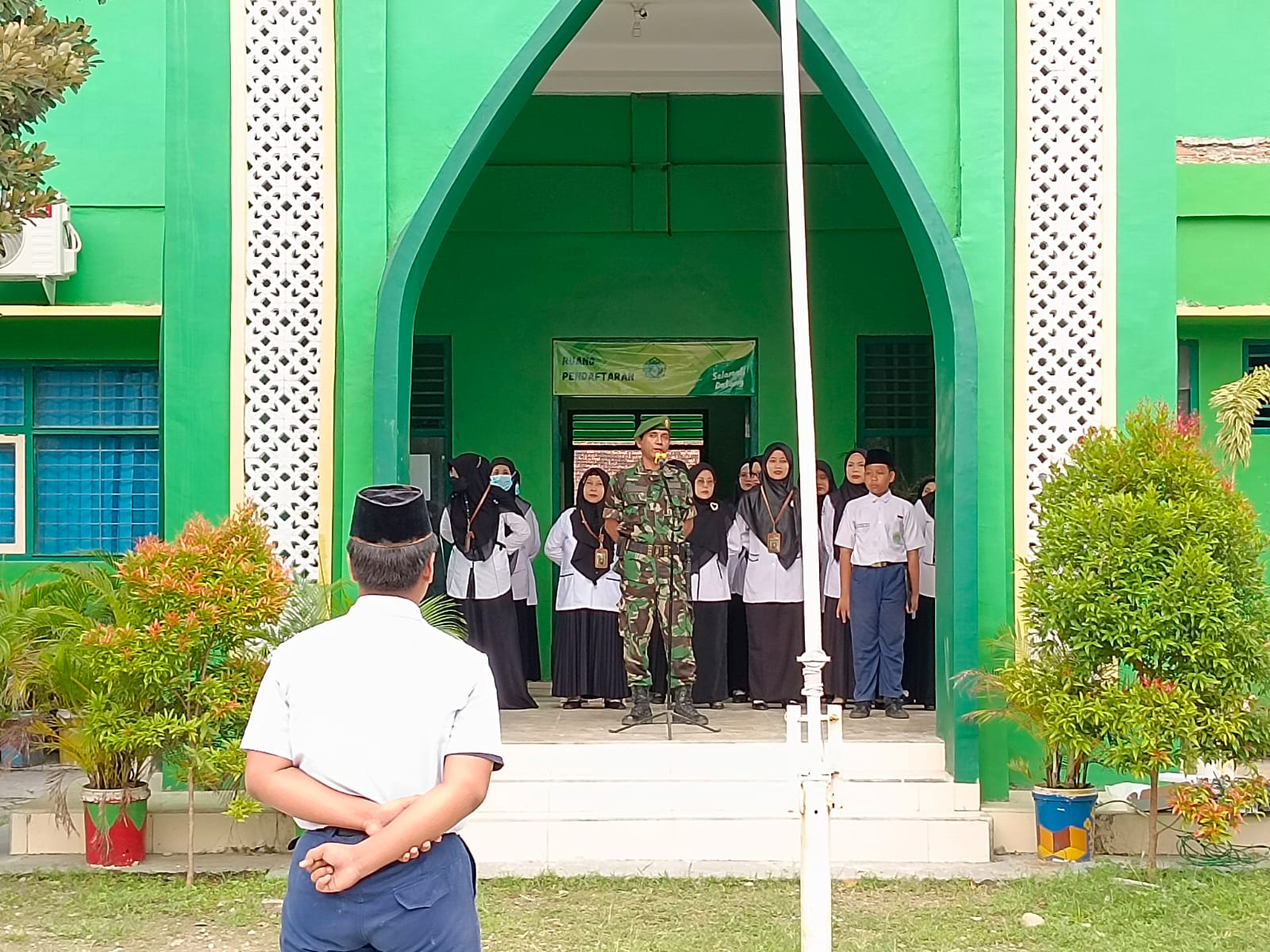 Danramil Bina Siswa MTsN 1 Rembang pada Upacara Senin