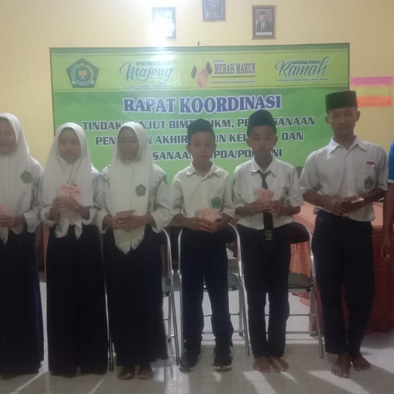 Tiara Tour Berikan Santunan Pada Siswa MTs Negeri 2 Rembang
