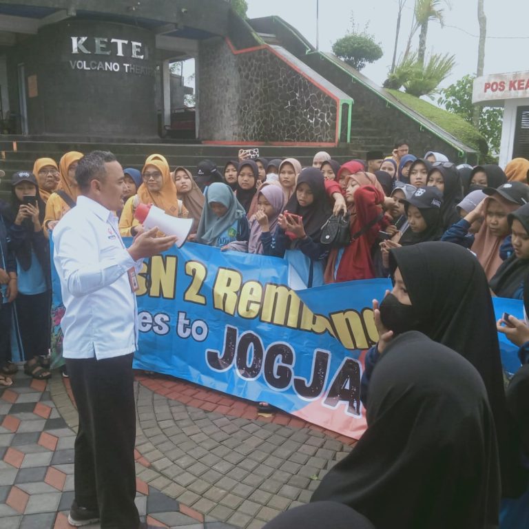 Siswa MTs Negeri 2 Rembang Wisata Alam Kunjungi Sisa Erupsi Merapi