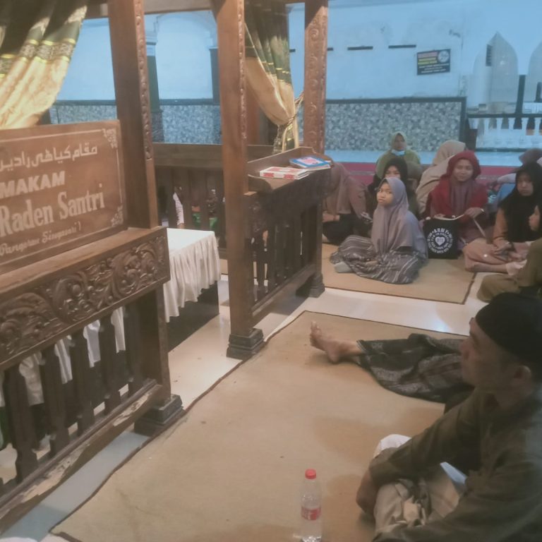 Tingkatkan Karakter spiritual, MTs Negeri 2 Rembang  Ajak Siswa Wisata Religi