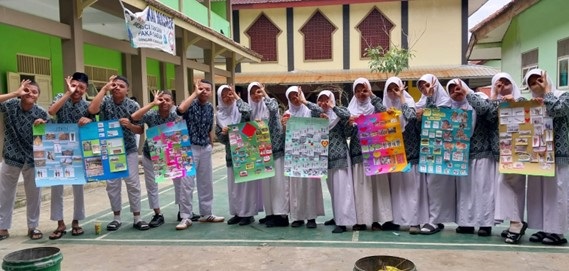 Pelajar MTs N 1 Banjarnegara Unjuk Karya Mading Mini