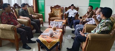 Di Ruang Kerjanya, Kasubbag TU Terima Audiensi Pengurus Gereja Pantekosta Di Indonesia