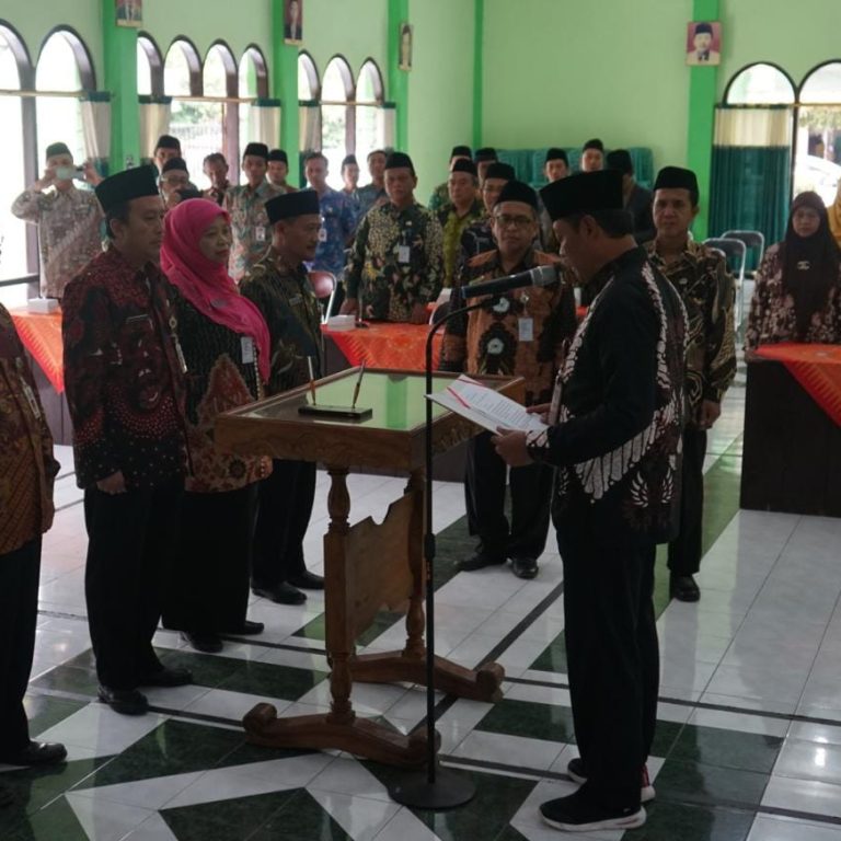 Melantik dan Merotasi Sejumlah Pejabat, H. Ibnu : Jadilah Yang Terbaik Dimanapun