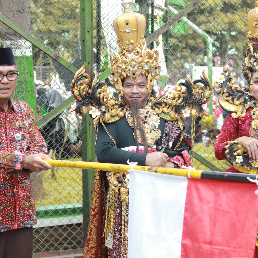 Kepala Dinbudpar Rembang, Muttaqin saat melepas peserta karnaval (foto: rofiunpict)