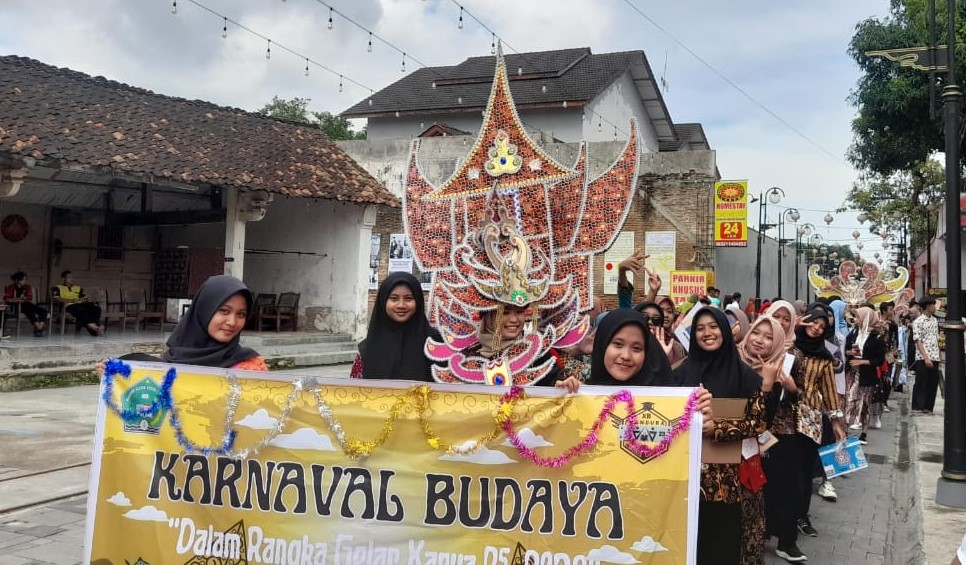 Peserta karnaval budaya menyusuri Kota Lasem (foto: jurnalistikmandura)