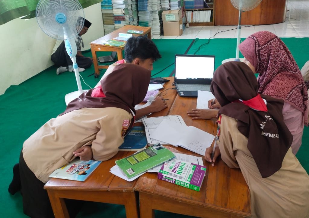 Bidang kimia sedang bimbingan di perpustakaan (foto: Tim P4M)