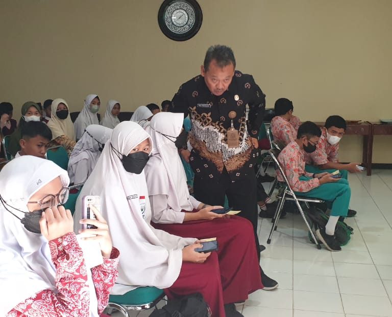 Kepala Kemenag Pantau dan Motivasi Peserta PPDB MTSN 1 Kebumen