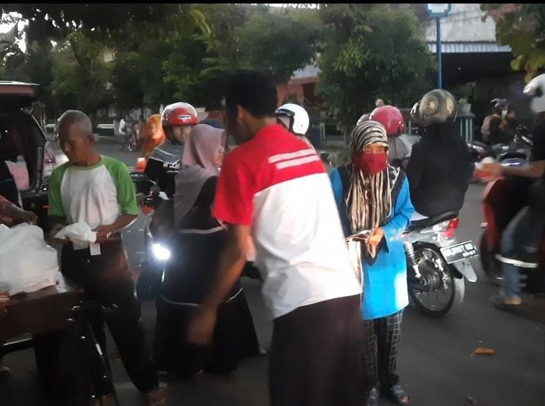 Semarakkan Ramadhan, Kemenag Kebumen Sapa Masyarakat Melalui Live Music dan Berbagi Takjil